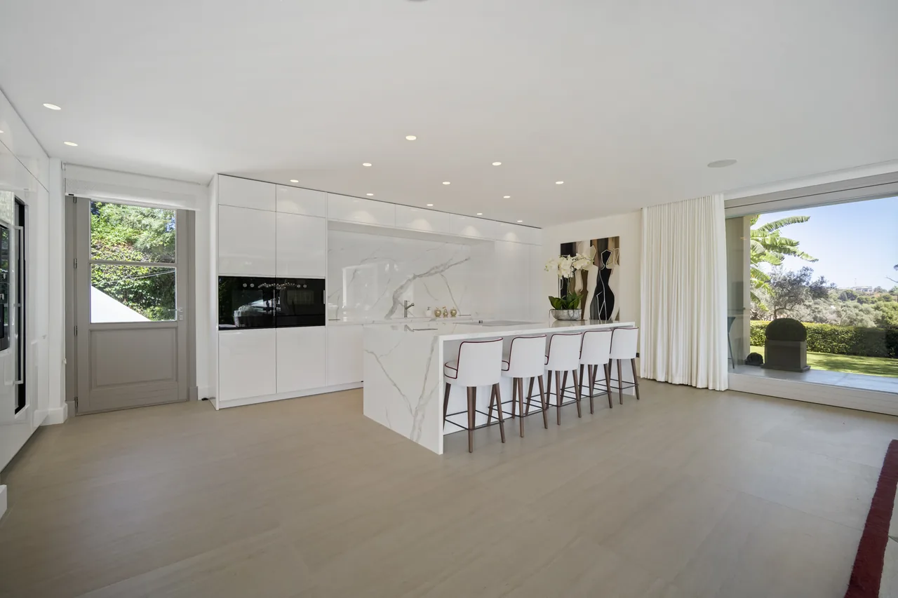 6-bedroom villa in Aloha with golf setting and private pool — image 2