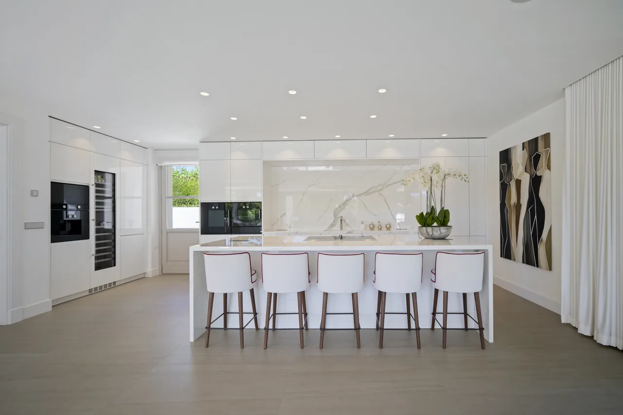 6-bedroom villa in Aloha with golf setting and private pool — image 3