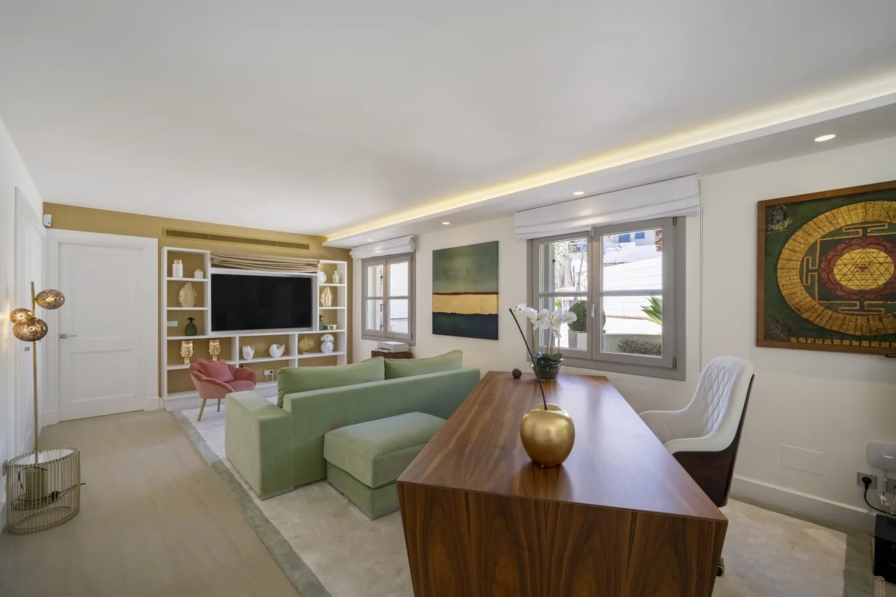 6-bedroom villa in Aloha with golf setting and private pool — image 5