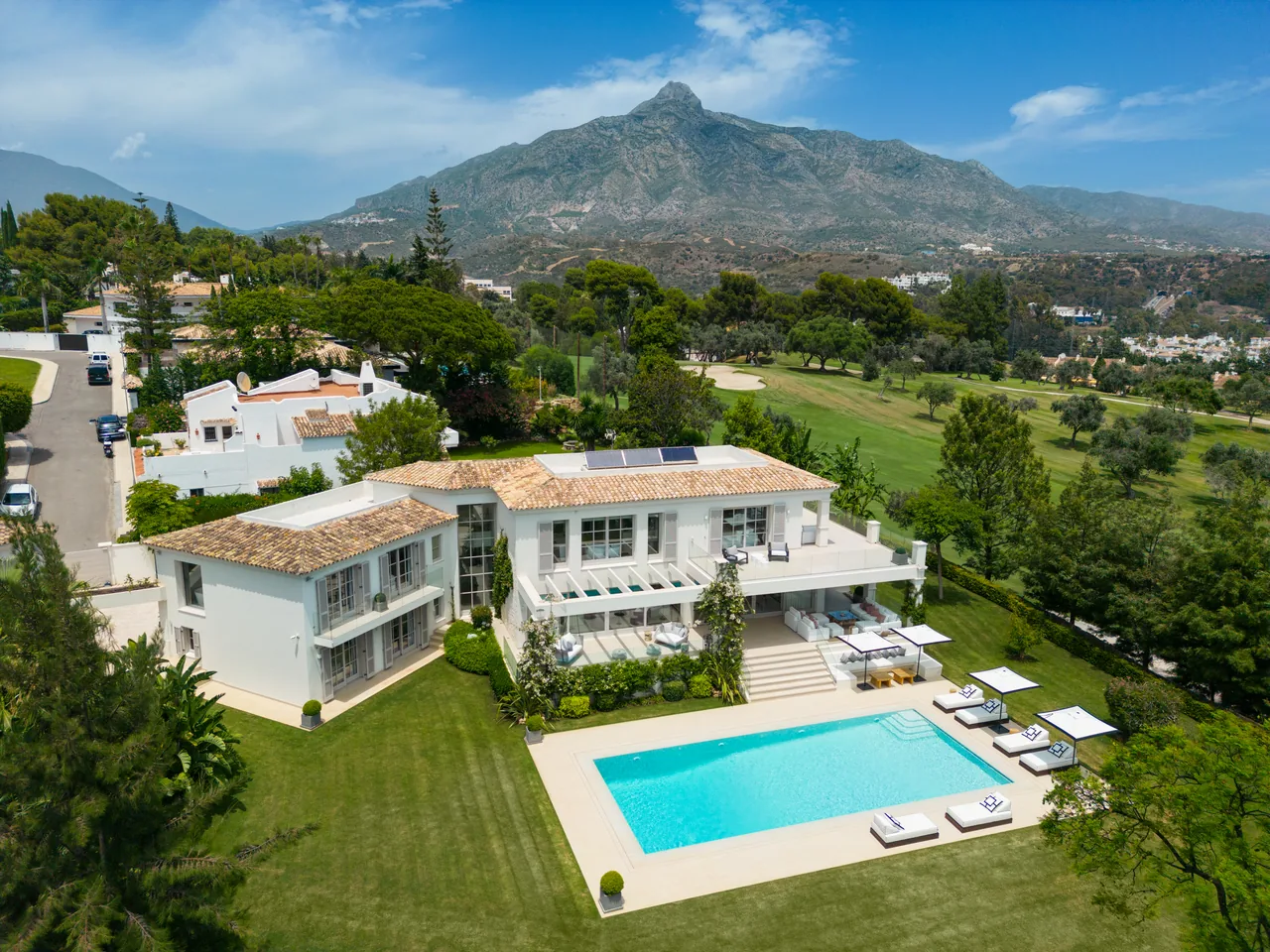 6-bedroom villa in Aloha with golf setting and private pool — image 10