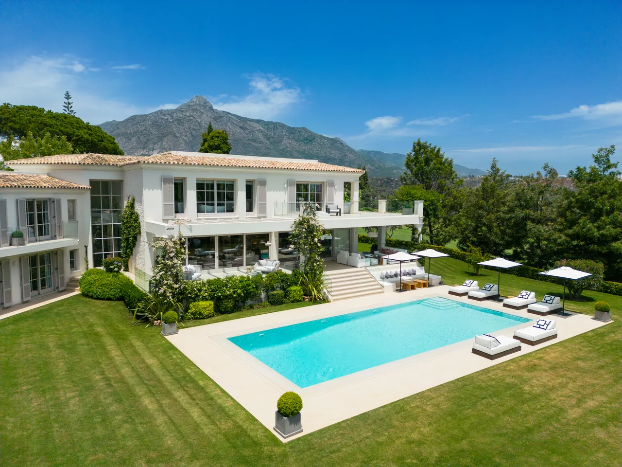 6-bedroom villa in Aloha with golf setting and private pool — image 11