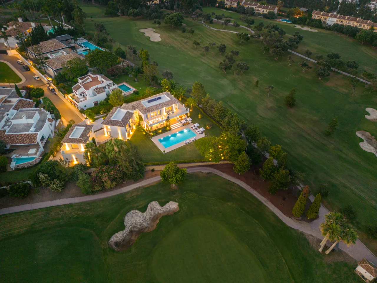 6-bedroom villa in Aloha with golf setting and private pool — image 13