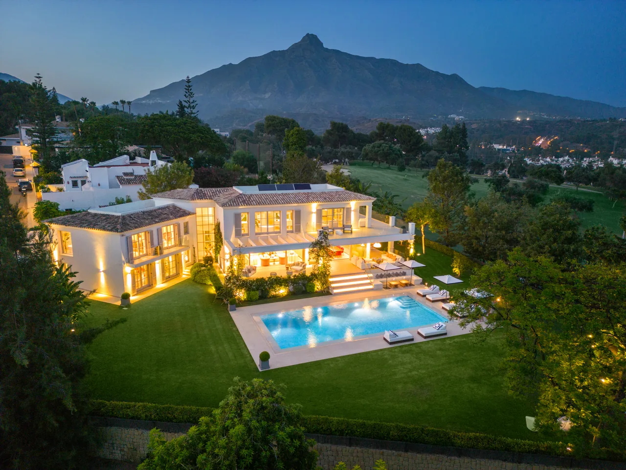 6-bedroom villa in Aloha with golf setting and private pool — image 14