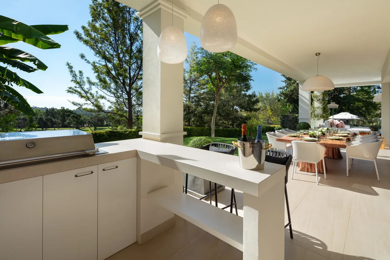 6-bedroom villa in Aloha with golf setting and private pool — image 17