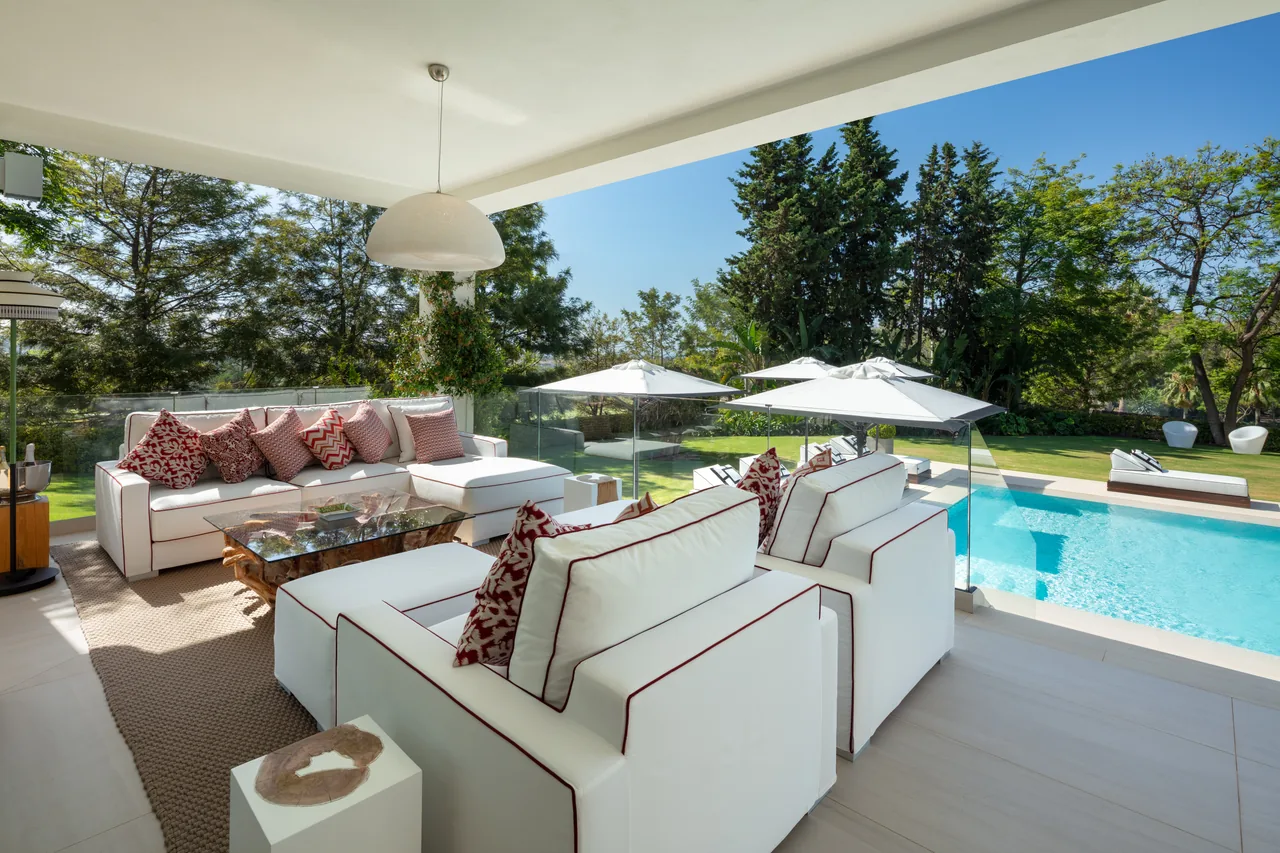 6-bedroom villa in Aloha with golf setting and private pool — image 18