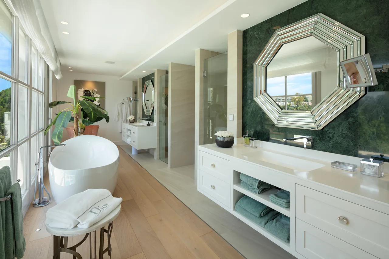 6-bedroom villa in Aloha with golf setting and private pool — image 24
