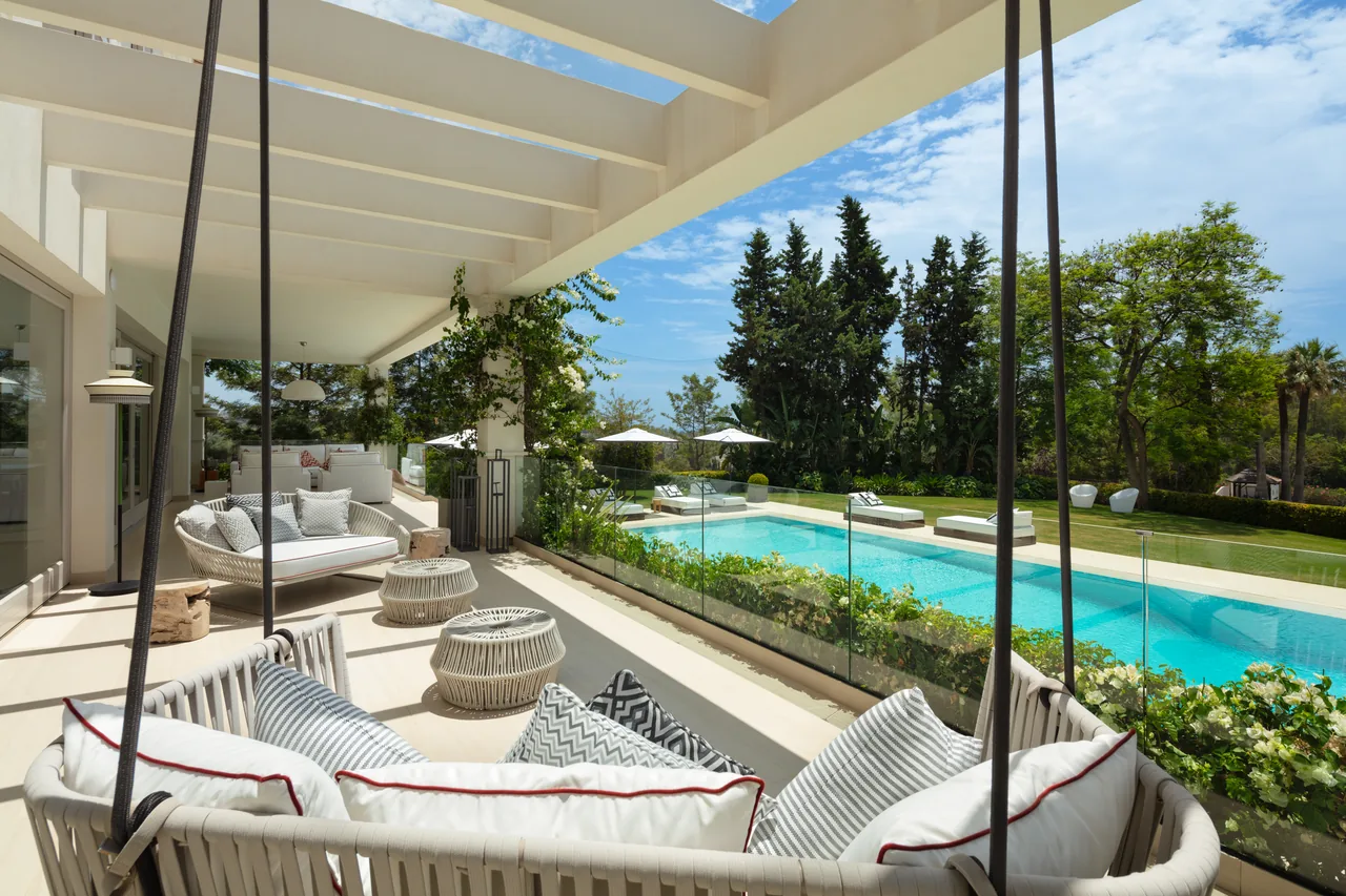6-bedroom villa in Aloha with golf setting and private pool — image 38