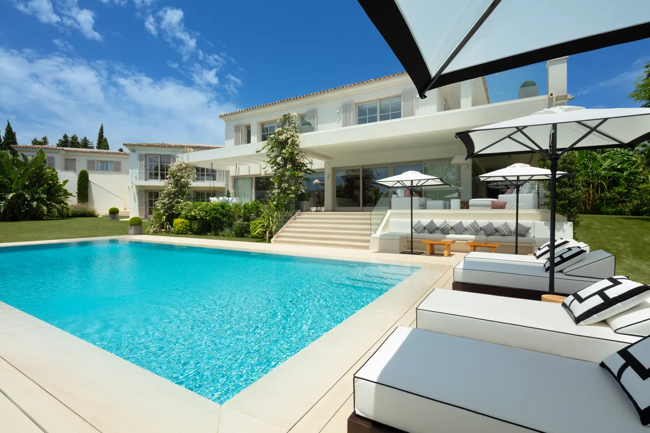 6-bedroom villa in Aloha with golf setting and private pool — image 39