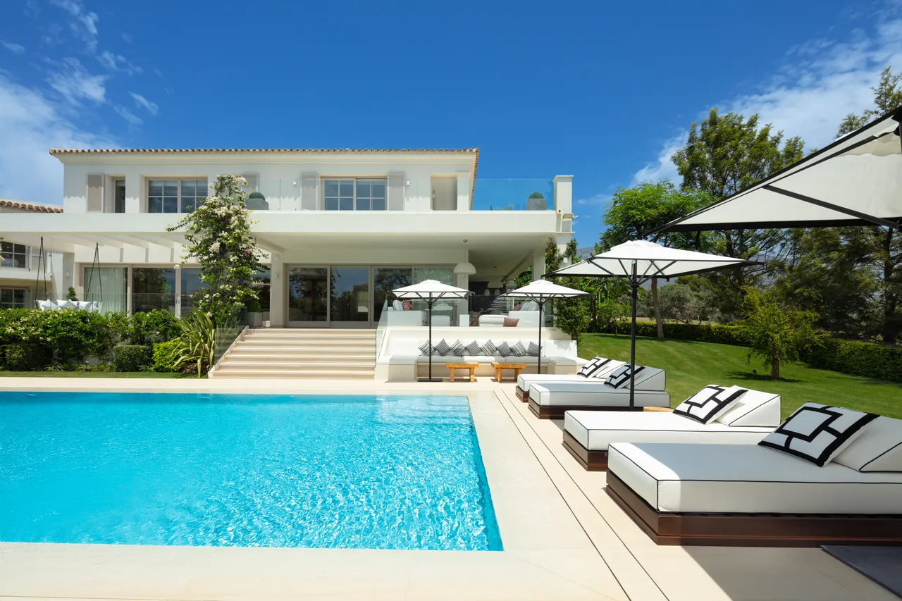 6-bedroom villa in Aloha with golf setting and private pool — image 40
