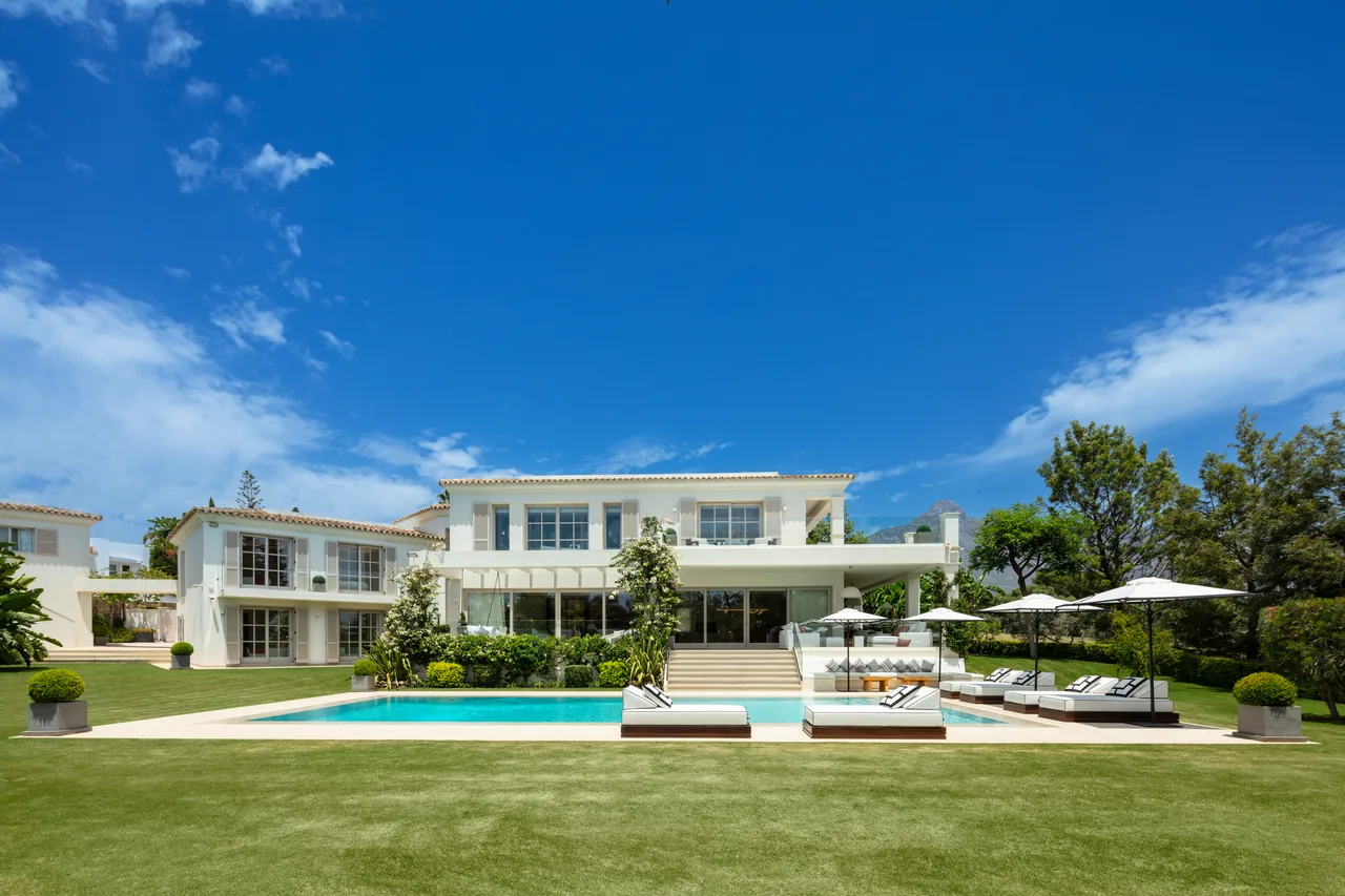 6-bedroom villa in Aloha with golf setting and private pool — image 41