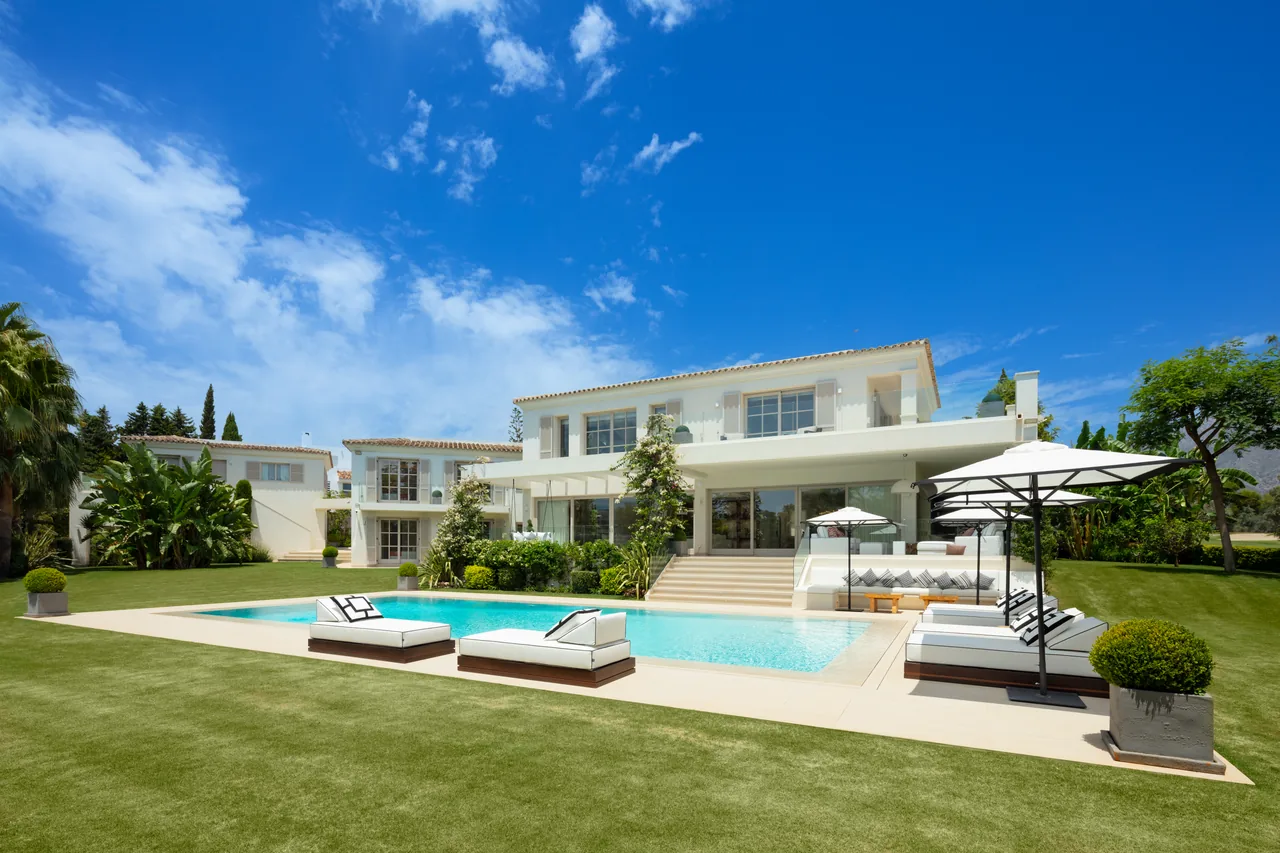 6-bedroom villa in Aloha with golf setting and private pool — image 42