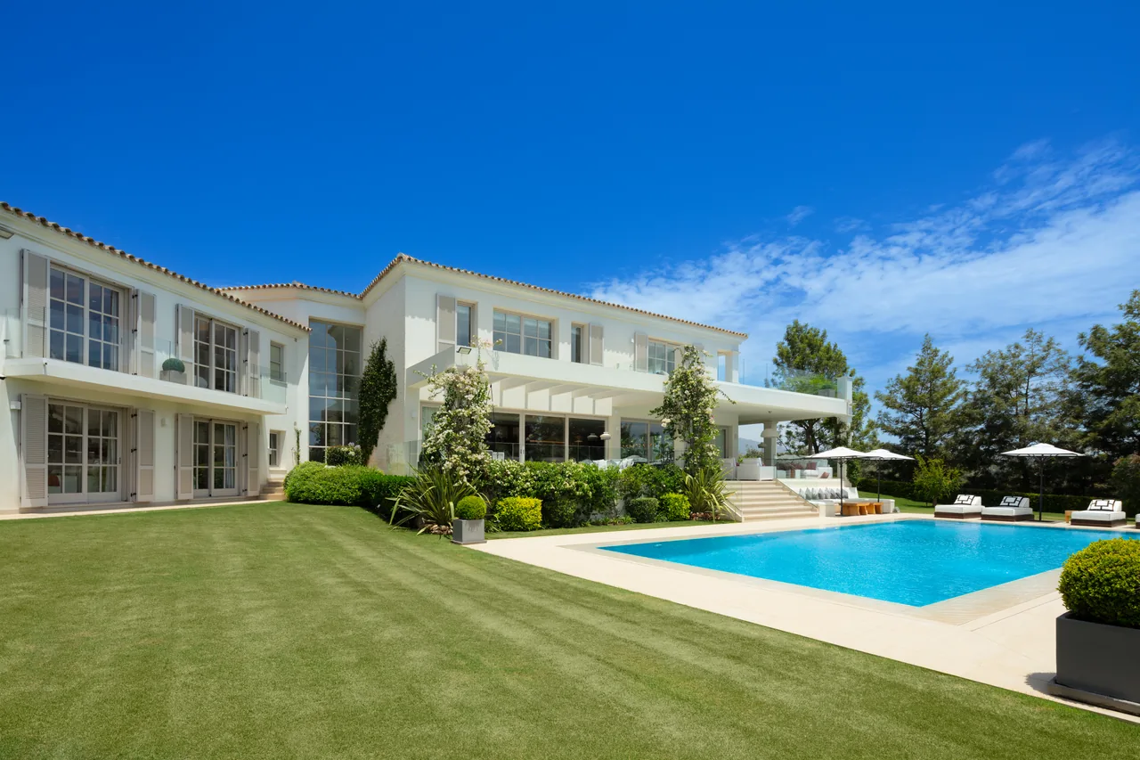 6-bedroom villa in Aloha with golf setting and private pool — image 43