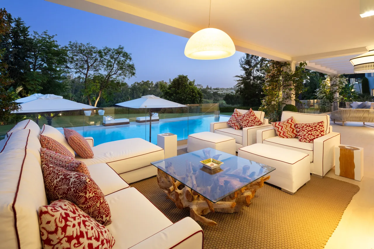 6-bedroom villa in Aloha with golf setting and private pool — image 46