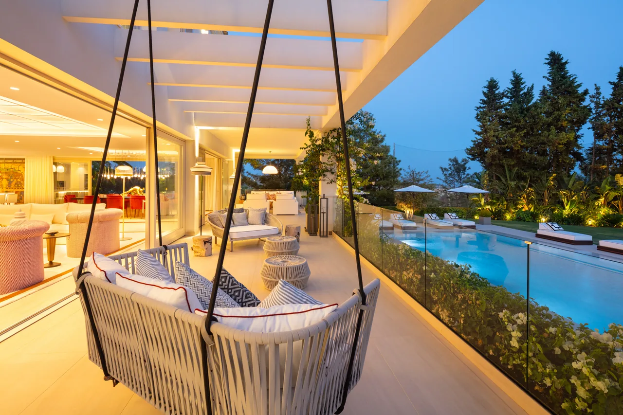 6-bedroom villa in Aloha with golf setting and private pool — image 47