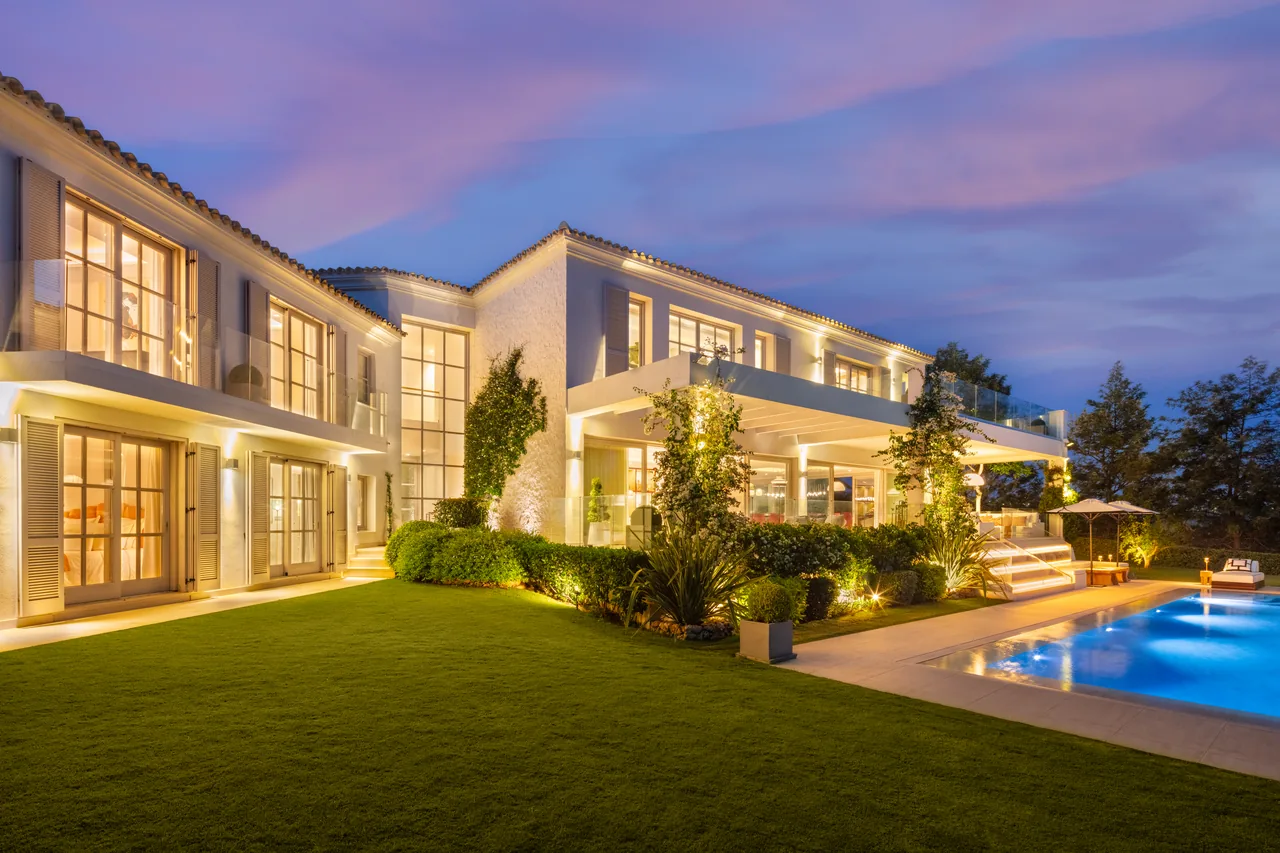 6-bedroom villa in Aloha with golf setting and private pool — image 51