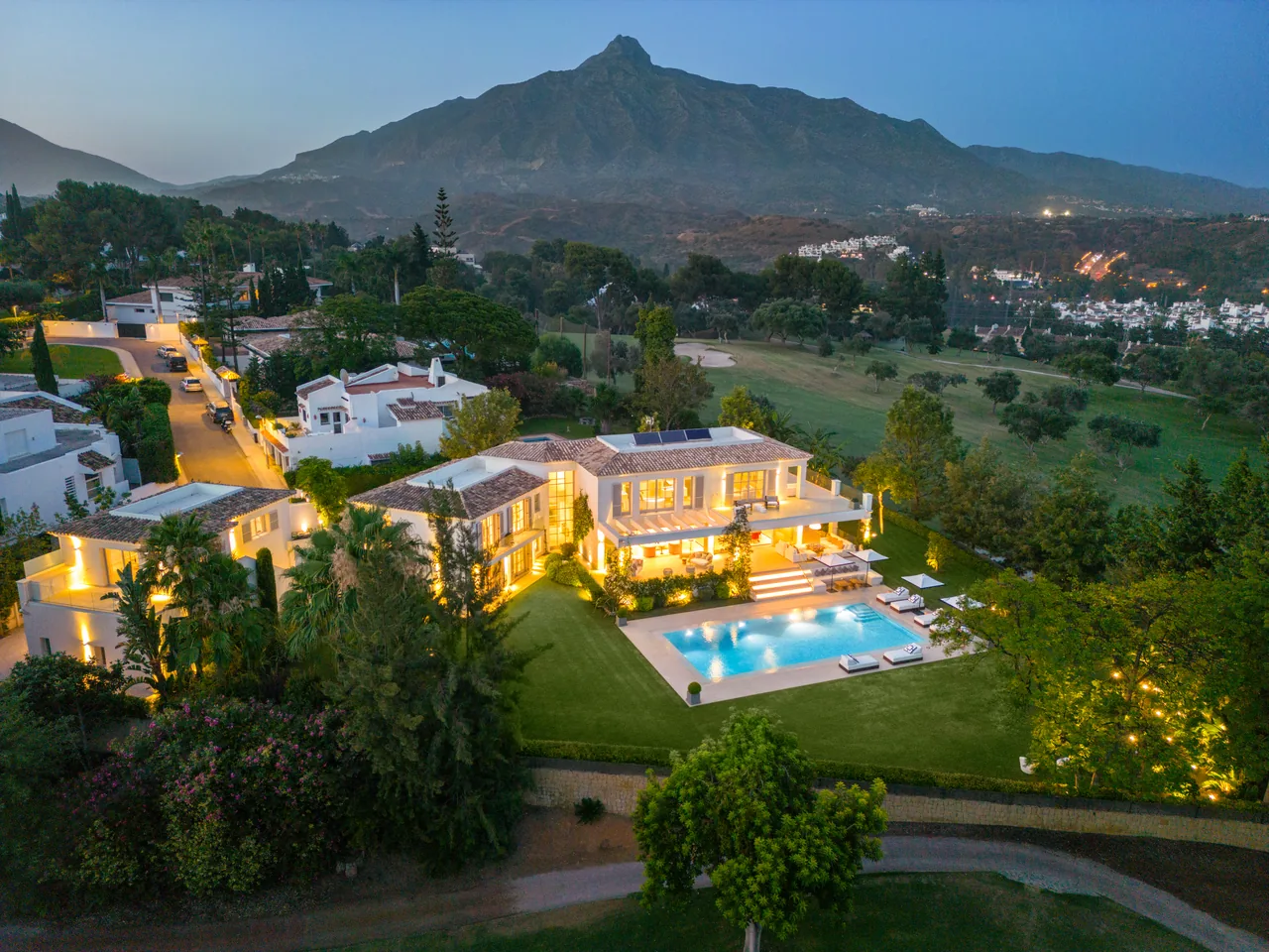 6-bedroom villa in Aloha with golf setting and private pool