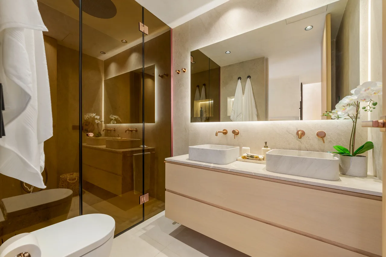 4-bedroom townhouse in Puente Romano with gated community — image 2