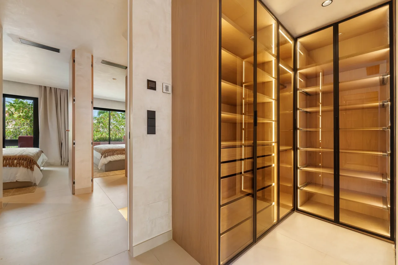 4-bedroom townhouse in Puente Romano with gated community — image 3