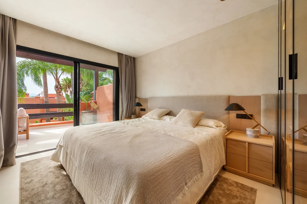 4-bedroom townhouse in Puente Romano with gated community — image 4