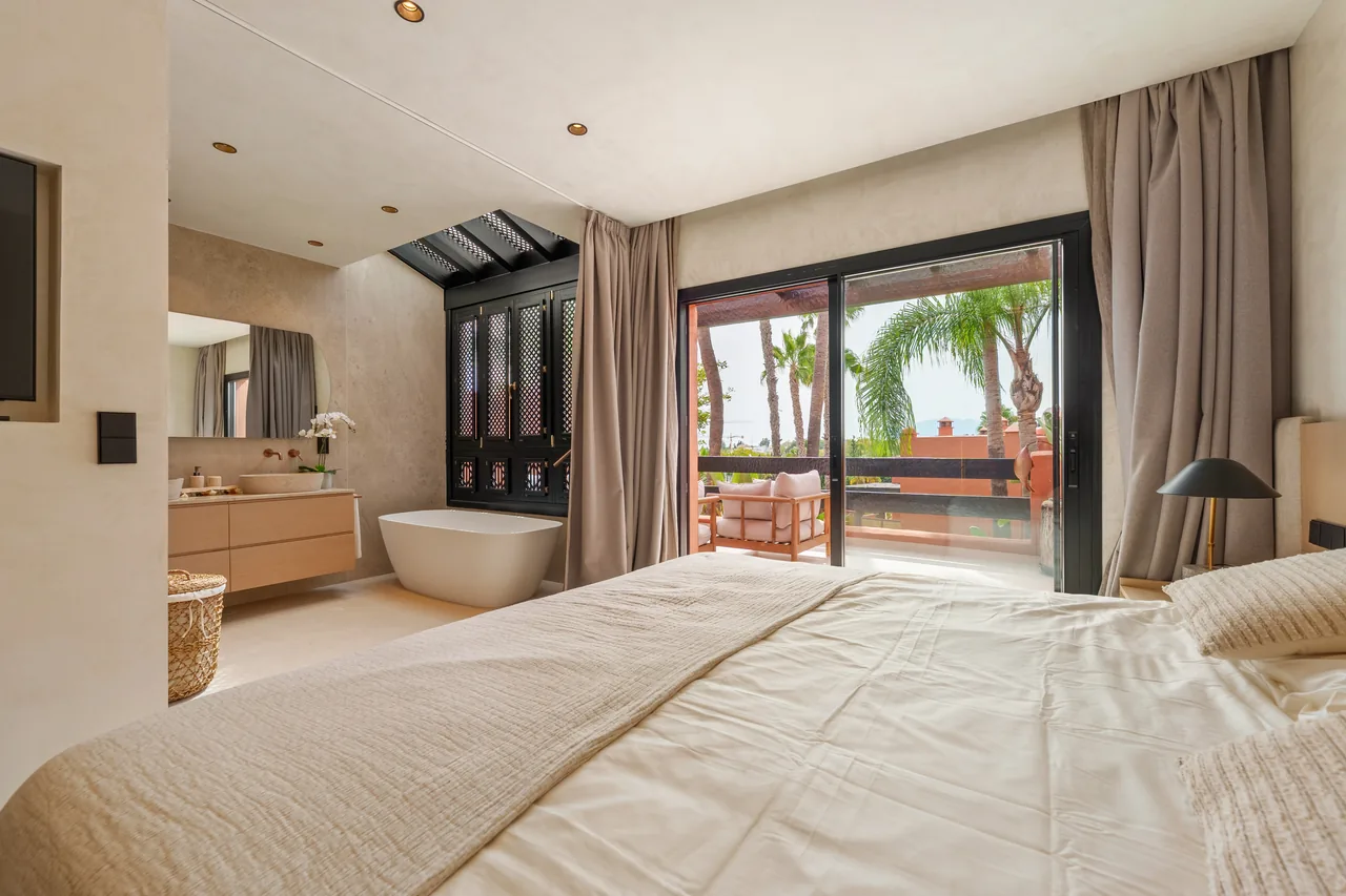 4-bedroom townhouse in Puente Romano with gated community — image 5