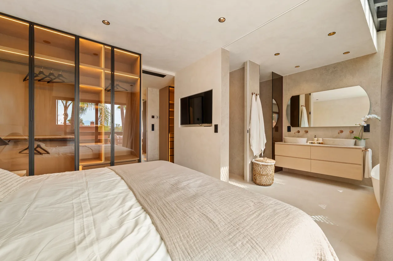 4-bedroom townhouse in Puente Romano with gated community — image 7