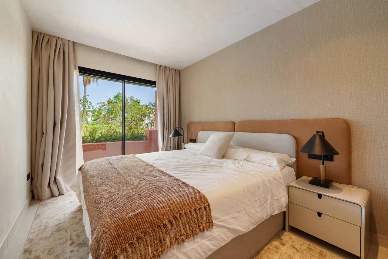 4-bedroom townhouse in Puente Romano with gated community — image 9