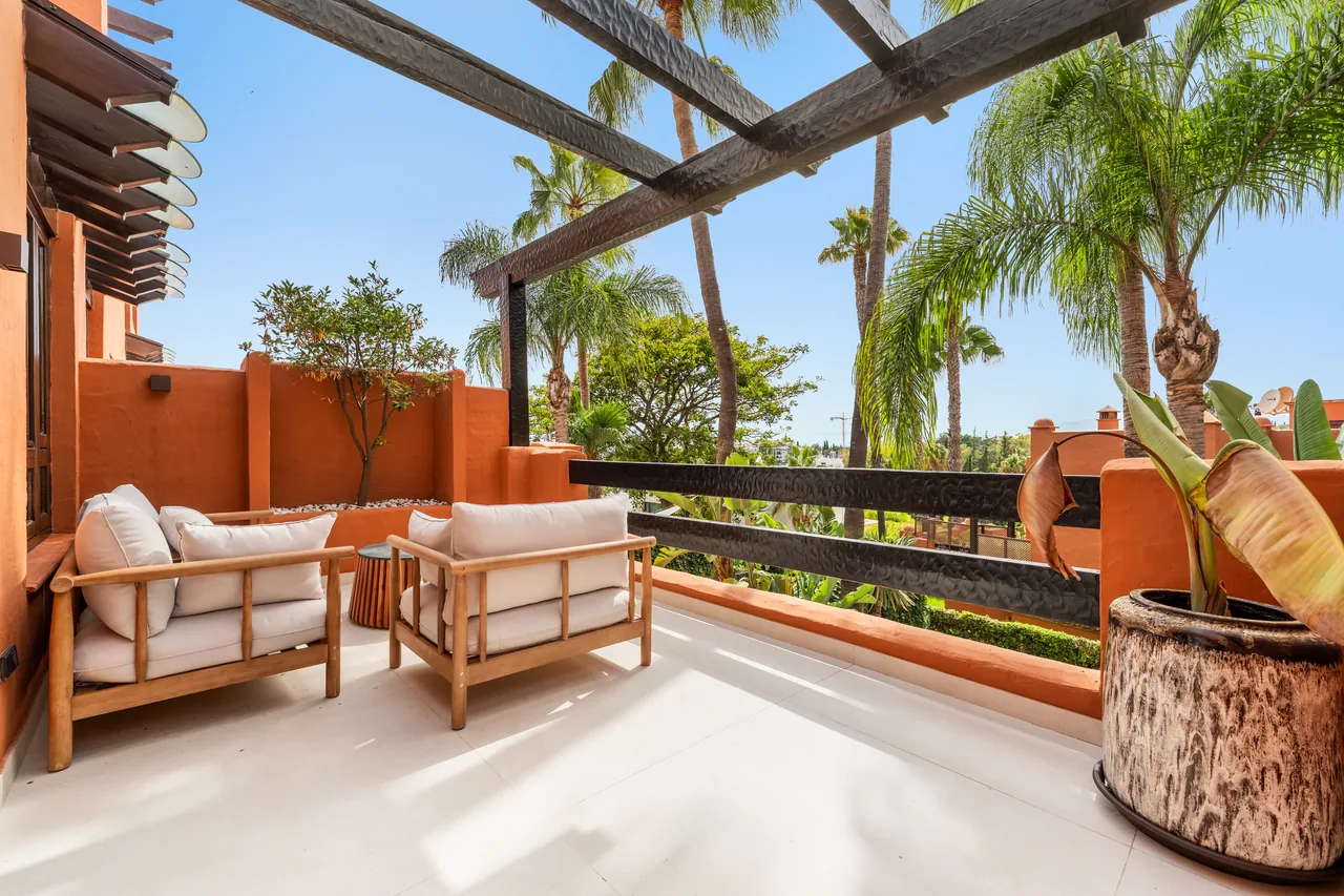 4-bedroom townhouse in Puente Romano with gated community — image 10