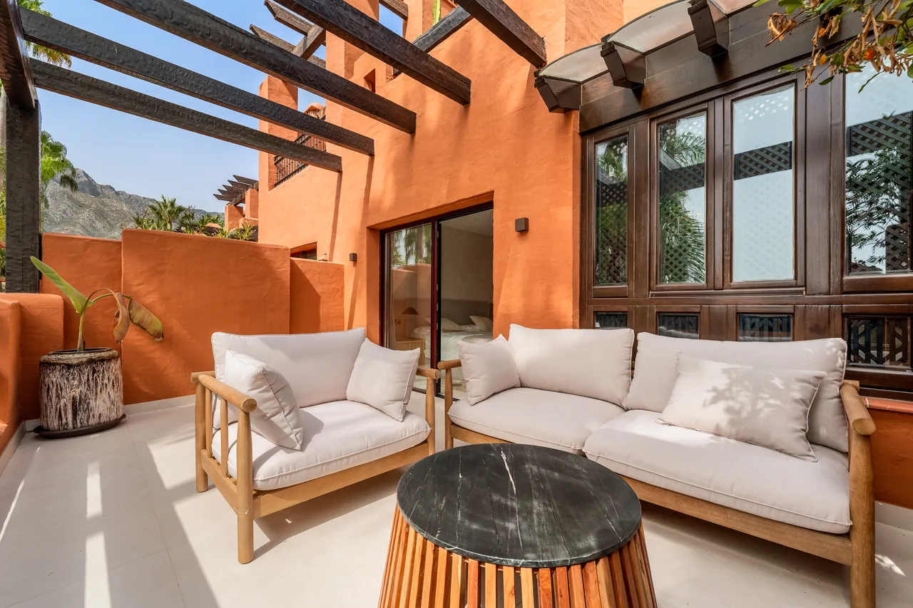 4-bedroom townhouse in Puente Romano with gated community — image 12