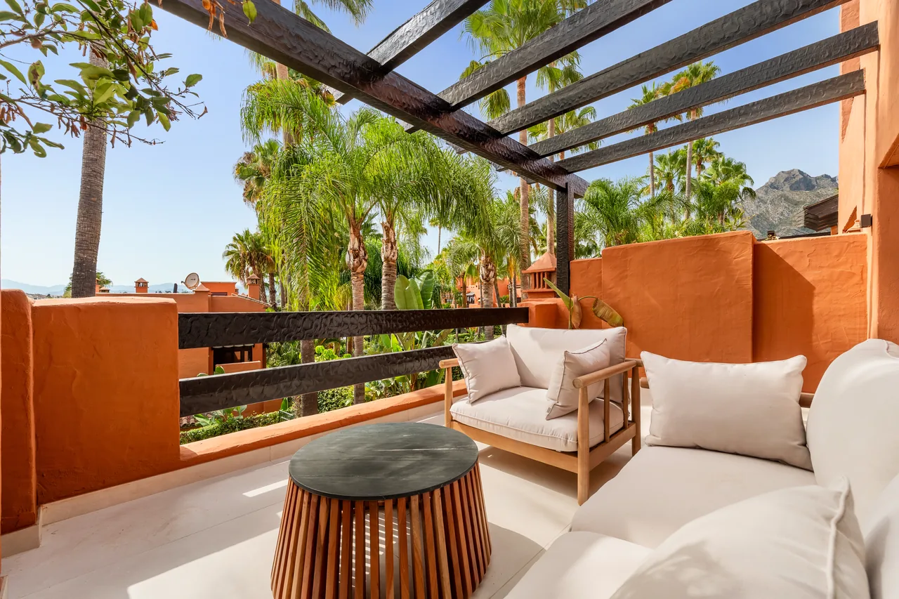 4-bedroom townhouse in Puente Romano with gated community — image 13
