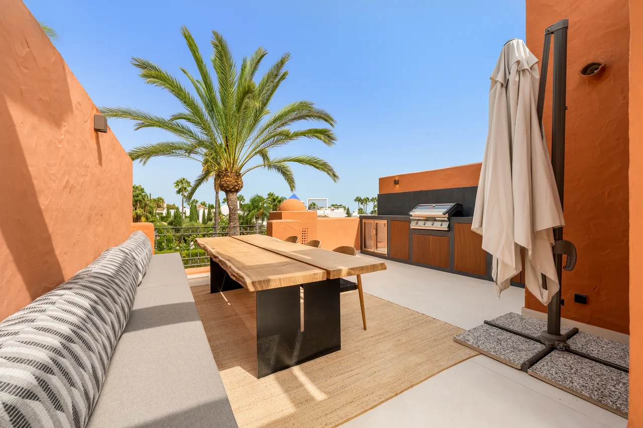 4-bedroom townhouse in Puente Romano with gated community — image 14