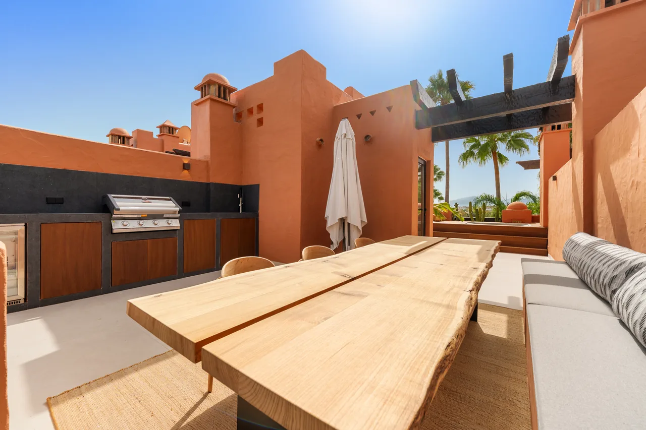 4-bedroom townhouse in Puente Romano with gated community — image 15