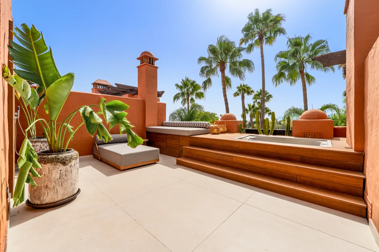 4-bedroom townhouse in Puente Romano with gated community — image 16