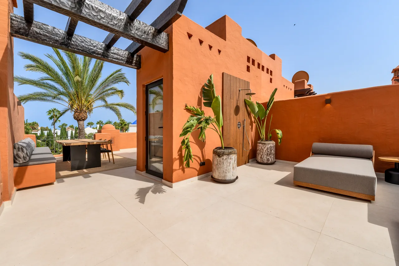 4-bedroom townhouse in Puente Romano with gated community — image 17