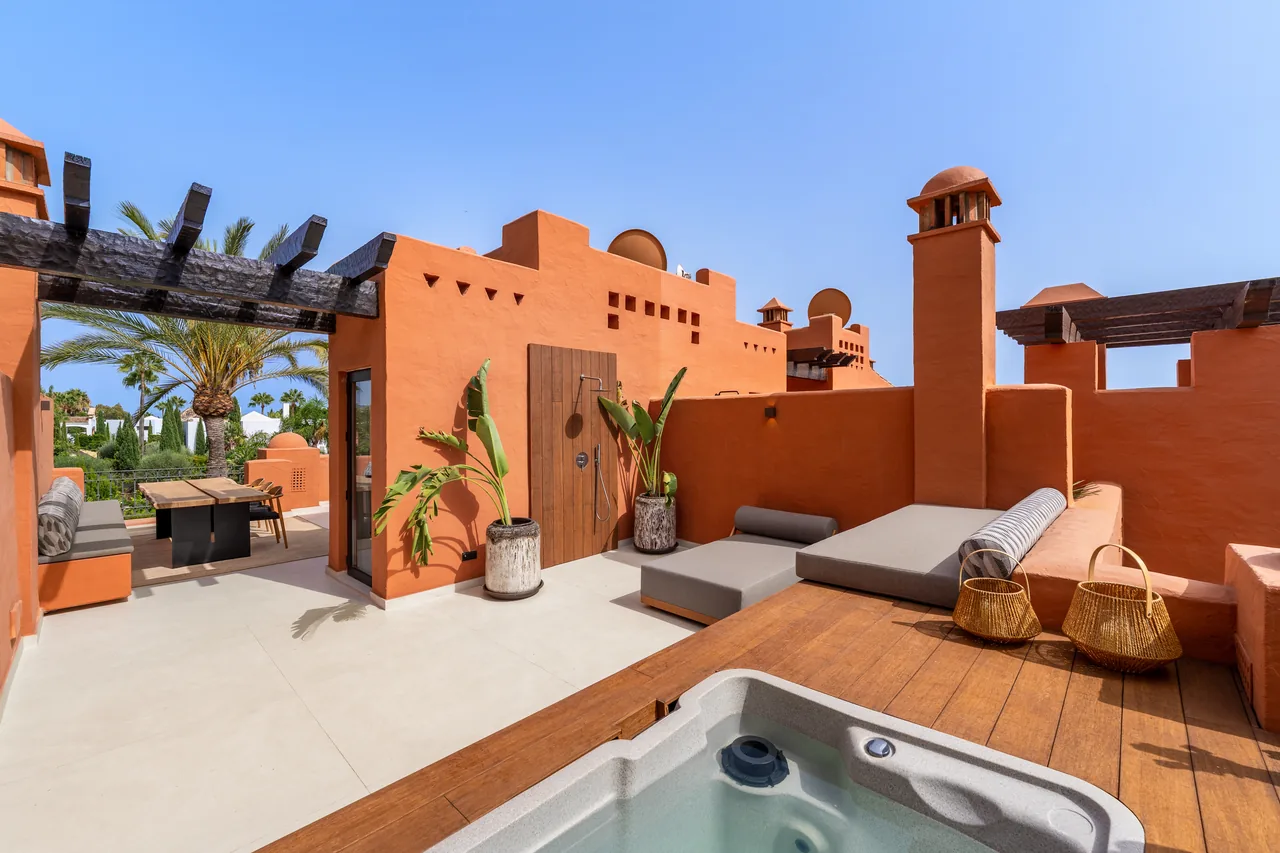 4-bedroom townhouse in Puente Romano with gated community — image 18