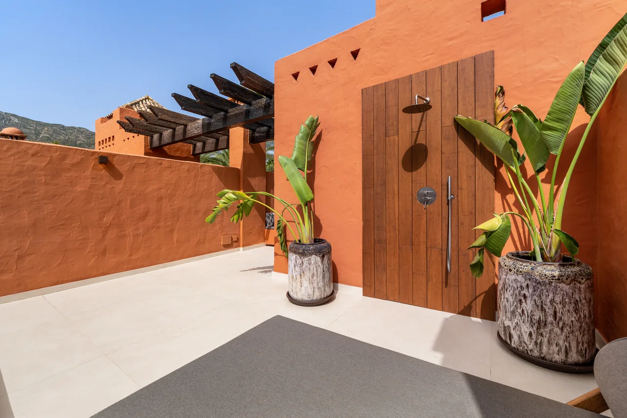 4-bedroom townhouse in Puente Romano with gated community — image 19