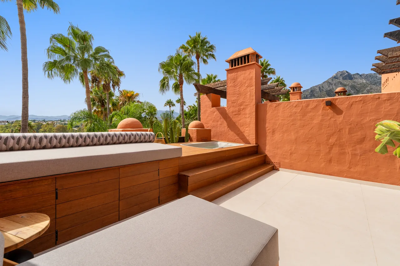 4-bedroom townhouse in Puente Romano with gated community — image 20