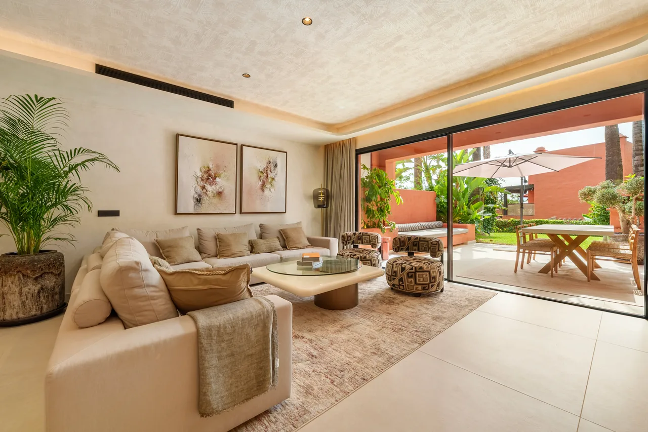 4-bedroom townhouse in Puente Romano with gated community — image 25