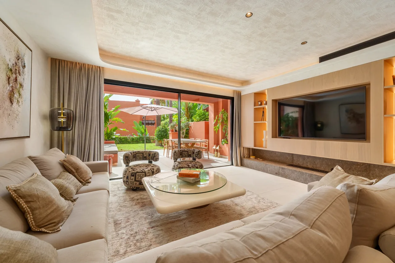 4-bedroom townhouse in Puente Romano with gated community — image 26