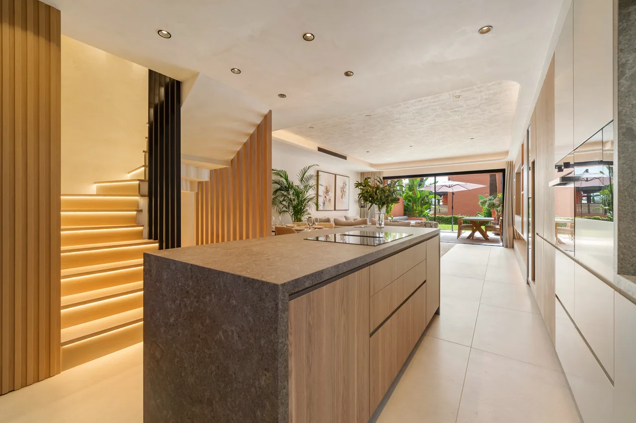 4-bedroom townhouse in Puente Romano with gated community — image 28