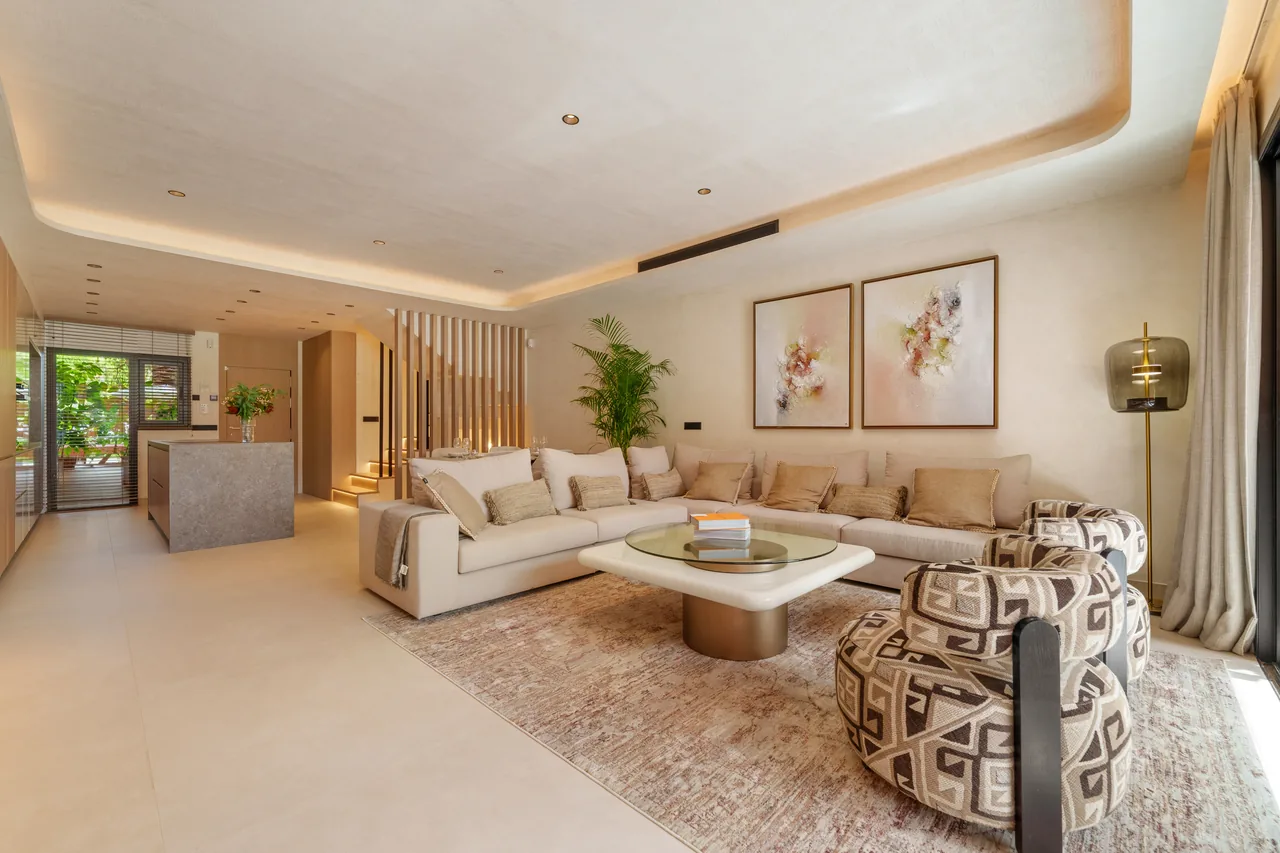 4-bedroom townhouse in Puente Romano with gated community — image 30