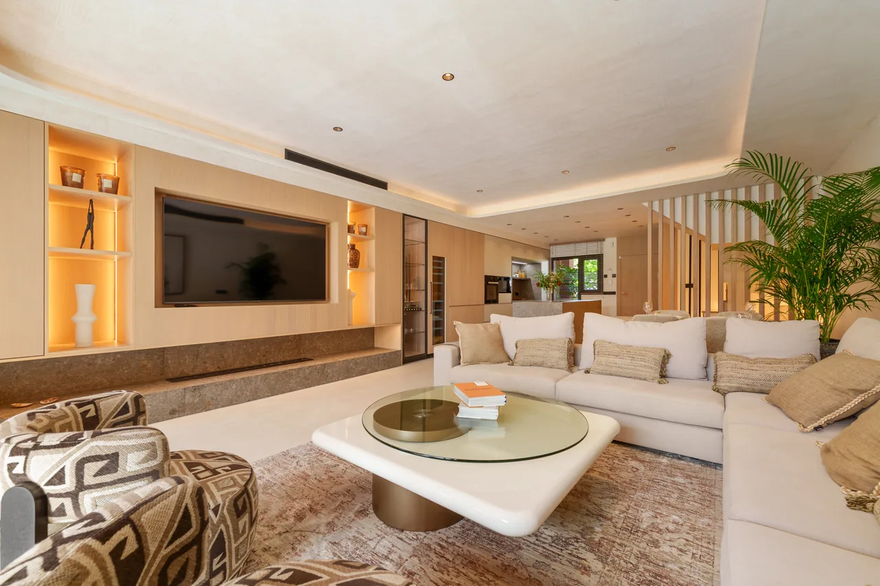 4-bedroom townhouse in Puente Romano with gated community — image 31