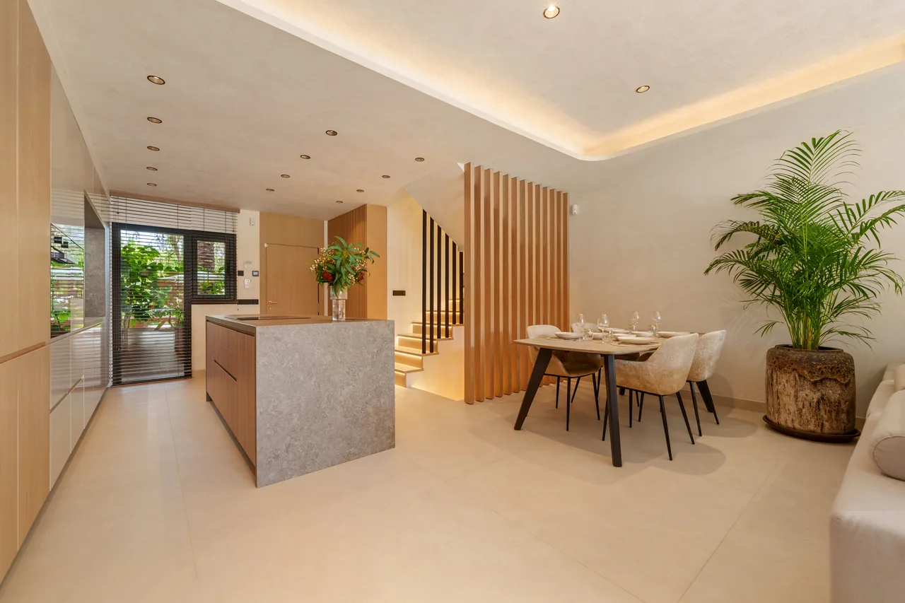4-bedroom townhouse in Puente Romano with gated community — image 32