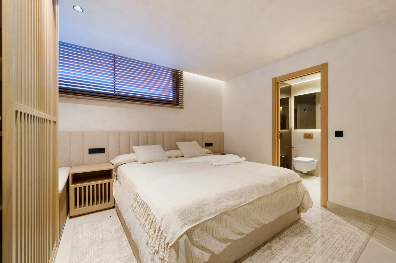 4-bedroom townhouse in Puente Romano with gated community — image 33