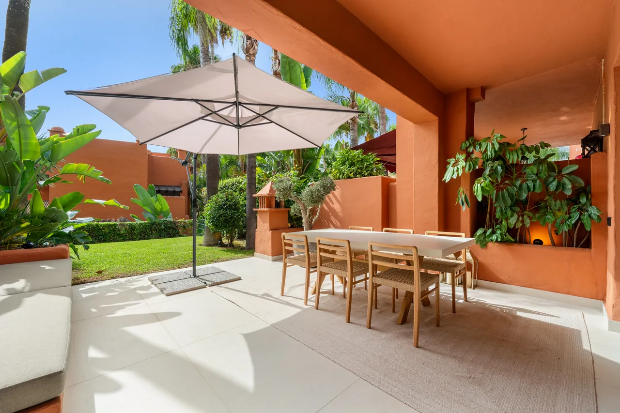 4-bedroom townhouse in Puente Romano with gated community — image 35