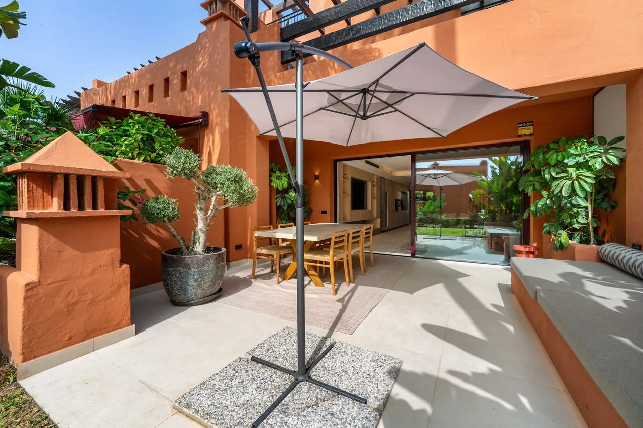4-bedroom townhouse in Puente Romano with gated community — image 36