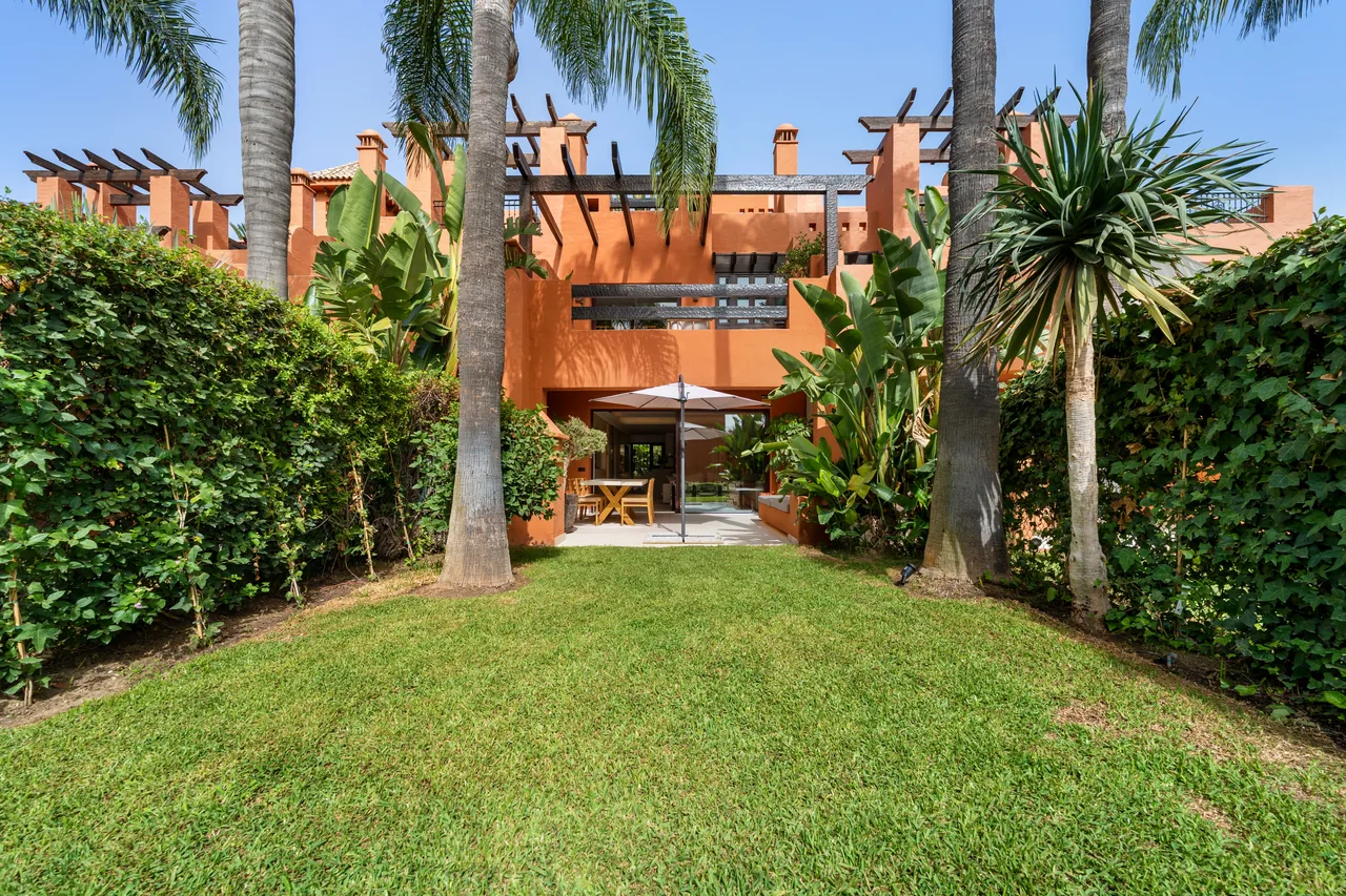4-bedroom townhouse in Puente Romano with gated community — image 37