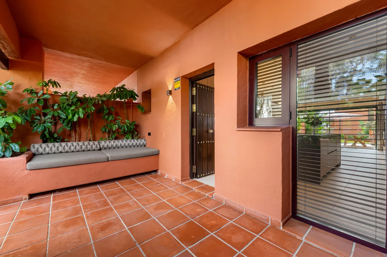 4-bedroom townhouse in Puente Romano with gated community — image 38