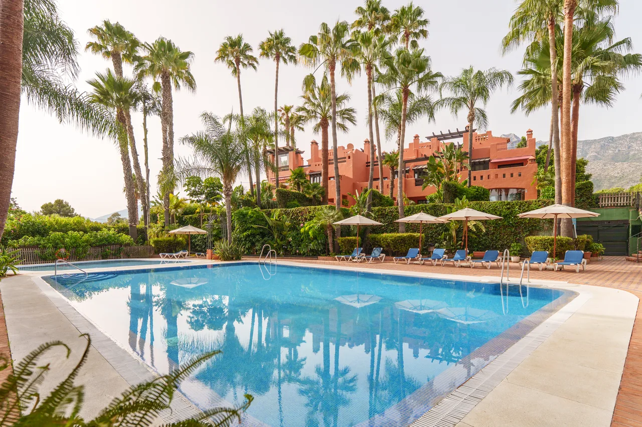 4-bedroom townhouse in Puente Romano with gated community — image 39