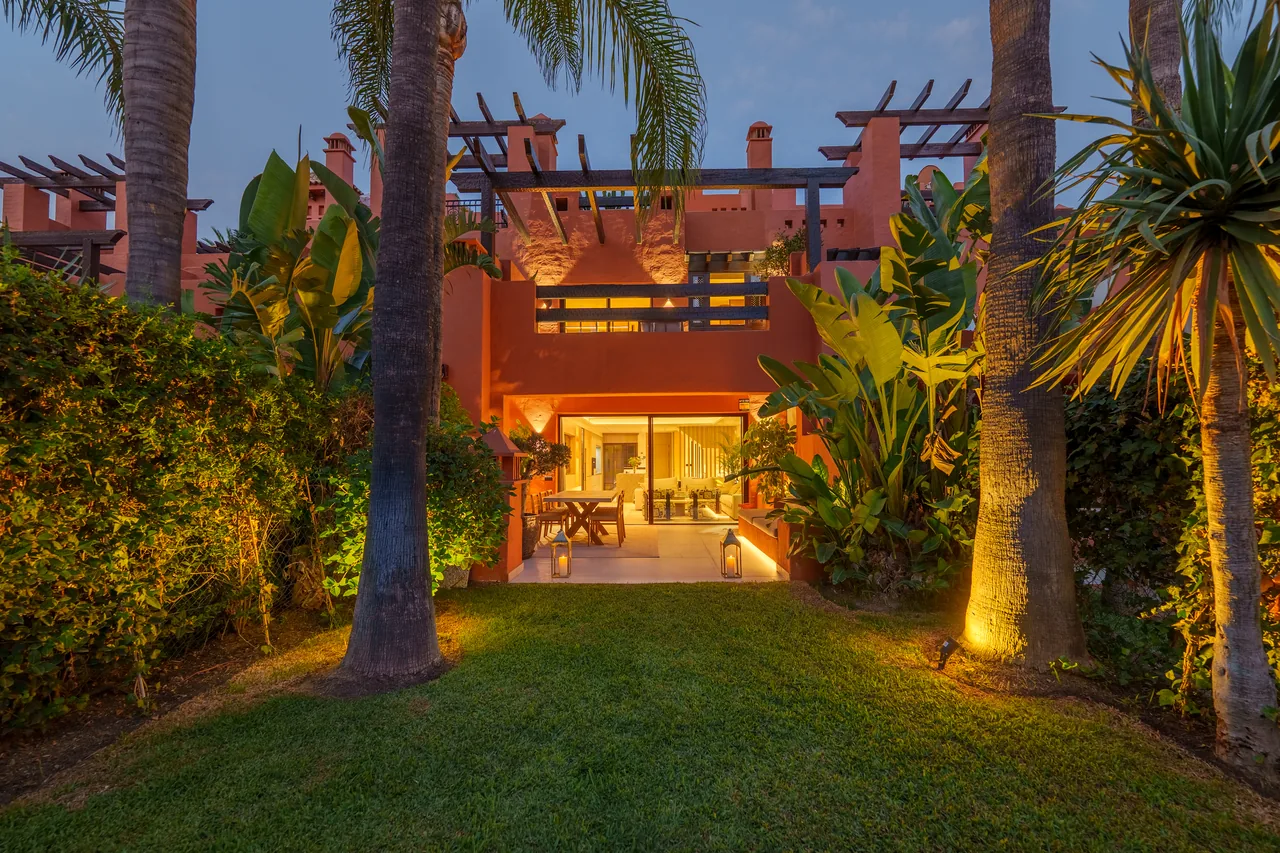 4-bedroom townhouse in Puente Romano with gated community — image 41