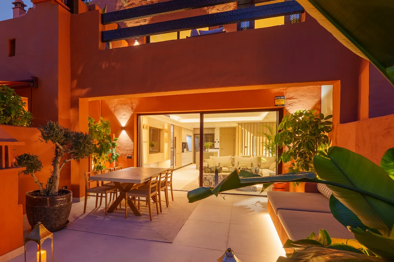 4-bedroom townhouse in Puente Romano with gated community — image 42